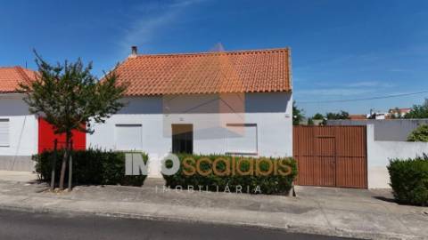 Moradia Térrea com anexos e logradouro em Alpiarça