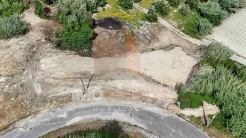 TERRENO URBANO COM VISTA CAMPO – PORTELA DAS PADEIRAS, SANTARÉM