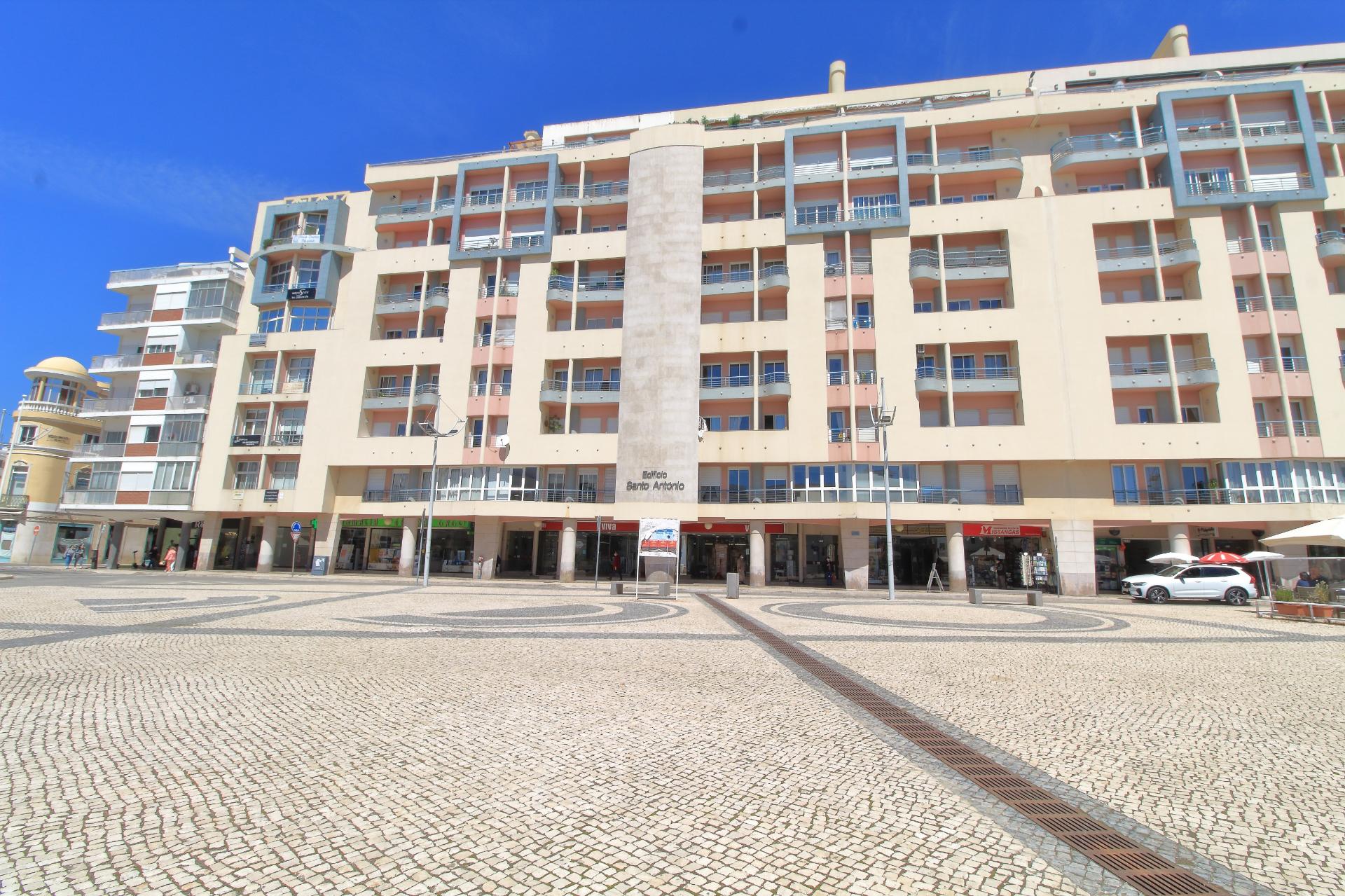 Apartamento T4 com Garagem Box em Faro