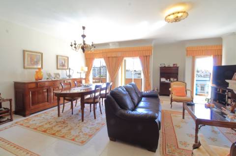 Apartamento T4 com Garagem Box em Faro