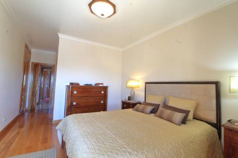 Apartamento T4 com Garagem Box em Faro