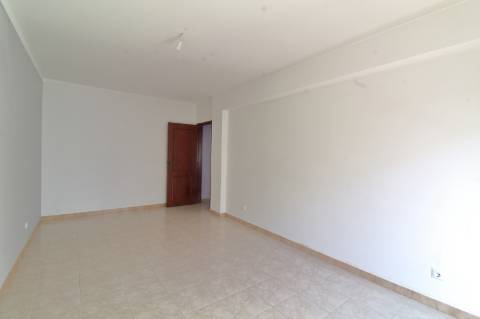 Apartamento T3 com Estacionamento em Faro