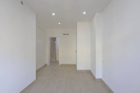 Apartamento T2 + 1 com Quintal em Faro