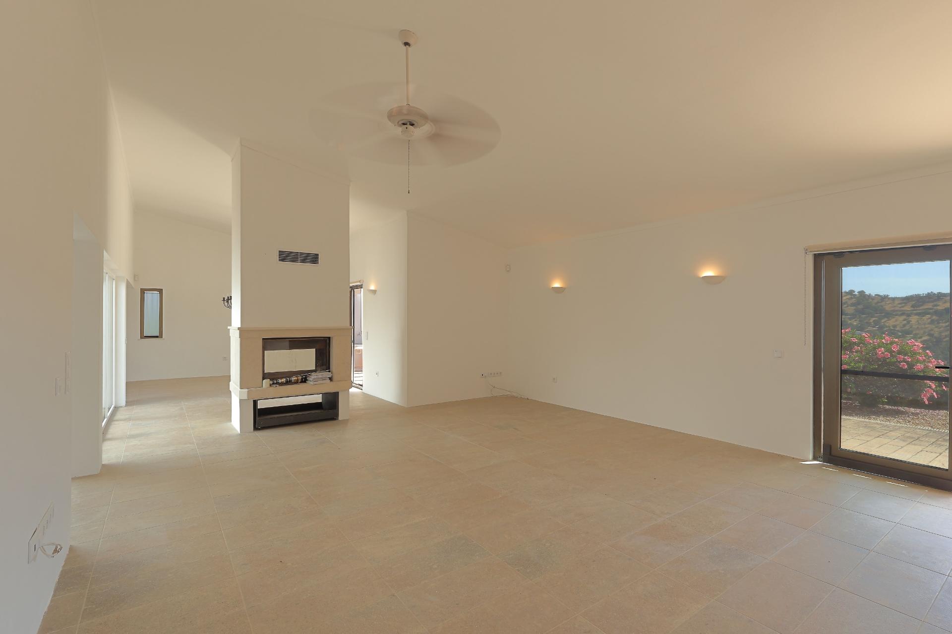 Moradia T3 com Piscina e Terreno em Porto Carvalhoso - Tavira
