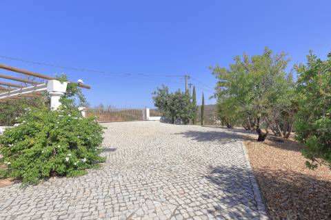 Moradia T3 com Piscina e Terreno em Porto Carvalhoso - Tavira