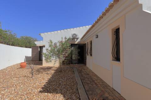 Moradia T3 com Piscina e Terreno em Porto Carvalhoso - Tavira