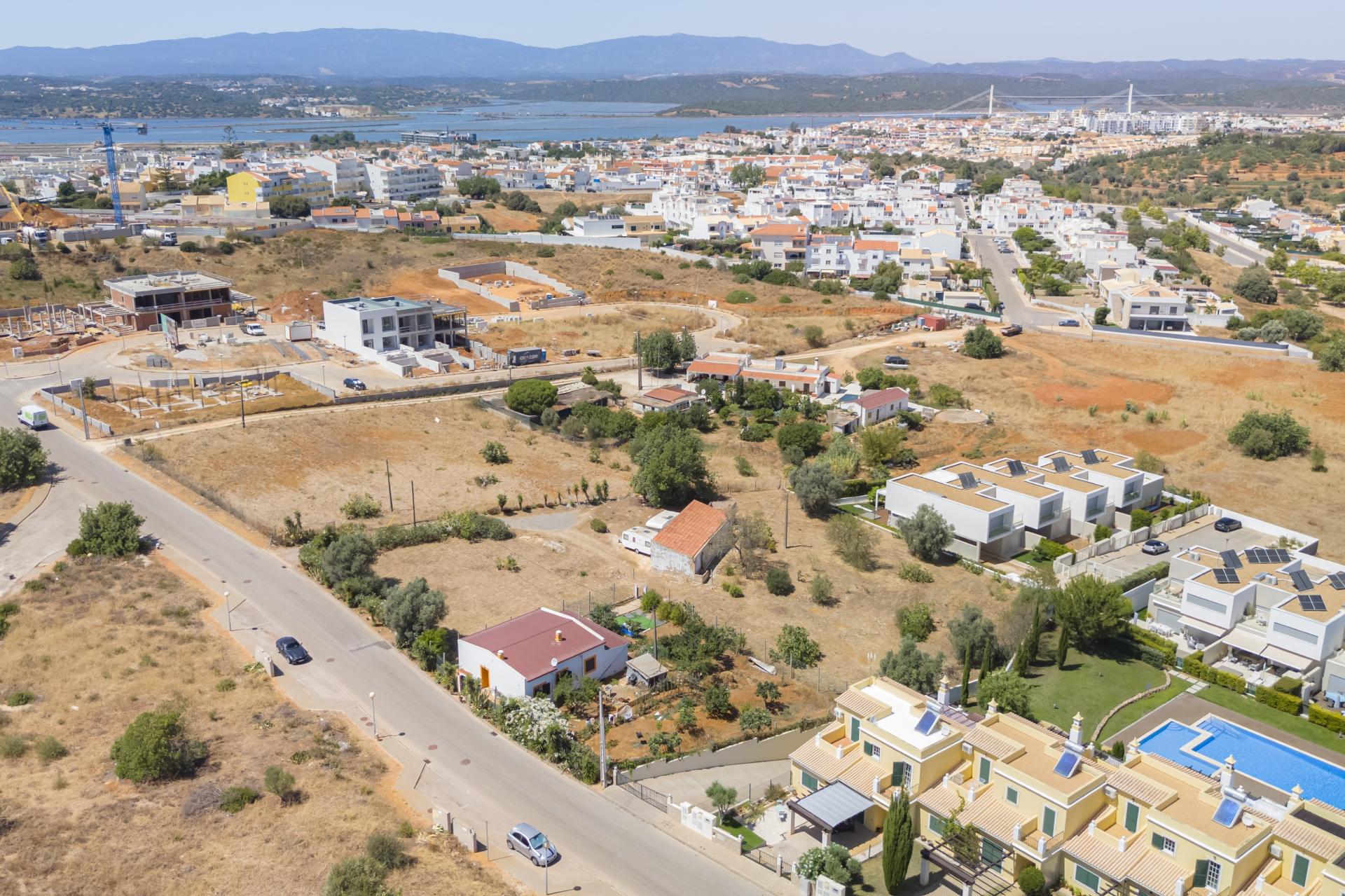 Terreno urbano para construção de prédio , situado entre Ferragudo e Parchal