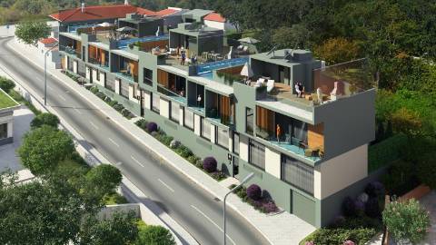 Apartamento T2 moderno com jardim privativo, sol e piscina.