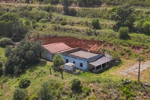EXCLUSIVO - Moradia para Restaurar com Vista Desafogada sobre a Ribeira de Odelouca - Monchique