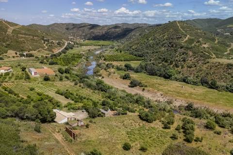 EXCLUSIVO - Moradia para Restaurar com Vista Desafogada sobre a Ribeira de Odelouca - Monchique