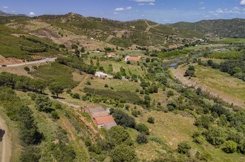 EXCLUSIVO - Moradia para Restaurar com Vista Desafogada sobre a Ribeira de Odelouca - Monchique