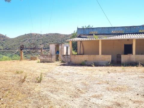 EXCLUSIVO - Moradia para Restaurar com Vista Desafogada sobre a Ribeira de Odelouca - Monchique