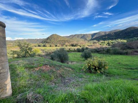 EXCLUSIVO - Moradia para Restaurar com Vista Desafogada sobre a Ribeira de Odelouca - Monchique