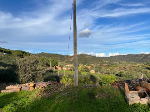 EXCLUSIVO - Moradia para Restaurar com Vista Desafogada sobre a Ribeira de Odelouca - Monchique