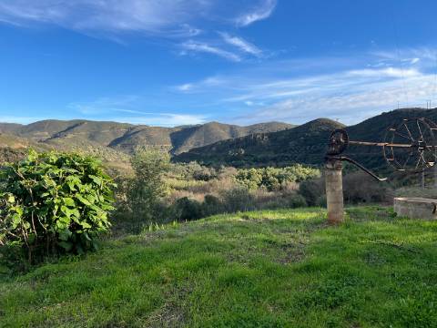 EXCLUSIVO - Moradia para Restaurar com Vista Desafogada sobre a Ribeira de Odelouca - Monchique