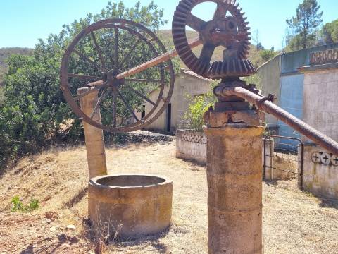 EXCLUSIVO - Moradia para Restaurar com Vista Desafogada sobre a Ribeira de Odelouca - Monchique
