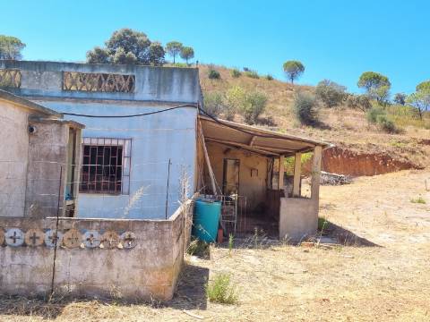 EXCLUSIVO - Moradia para Restaurar com Vista Desafogada sobre a Ribeira de Odelouca - Monchique
