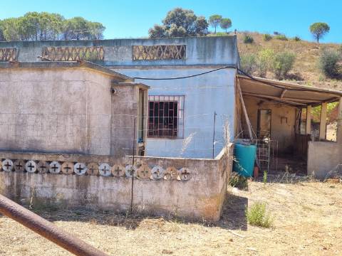EXCLUSIVO - Moradia para Restaurar com Vista Desafogada sobre a Ribeira de Odelouca - Monchique