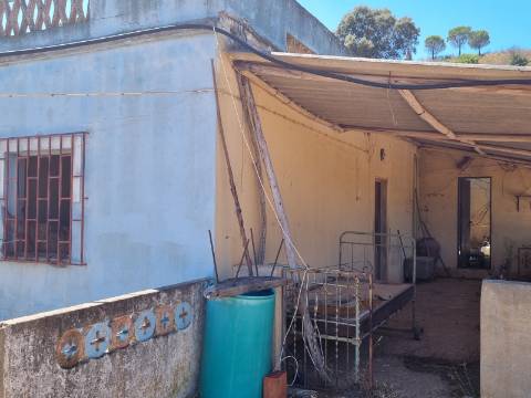 EXCLUSIVO - Moradia para Restaurar com Vista Desafogada sobre a Ribeira de Odelouca - Monchique