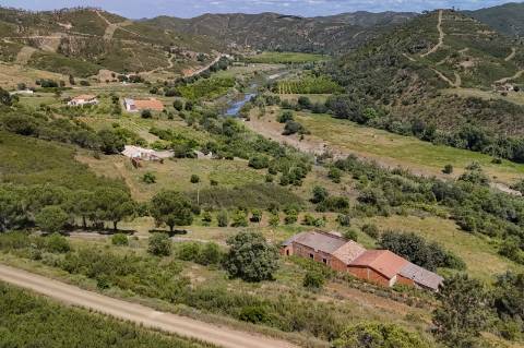 EXCLUSIVO - Moradia para Restaurar com Vista Desafogada sobre a Ribeira de Odelouca - Monchique