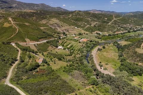 EXCLUSIVO - Moradia para Restaurar com Vista Desafogada sobre a Ribeira de Odelouca - Monchique