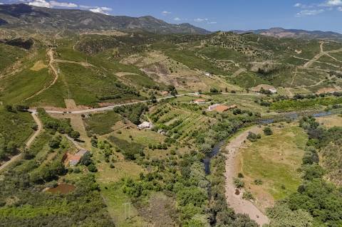 EXCLUSIVO - Moradia para Restaurar com Vista Desafogada sobre a Ribeira de Odelouca - Monchique
