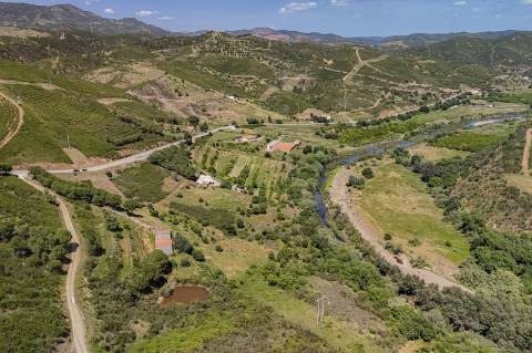 EXCLUSIVO - Moradia para Restaurar com Vista Desafogada sobre a Ribeira de Odelouca - Monchique