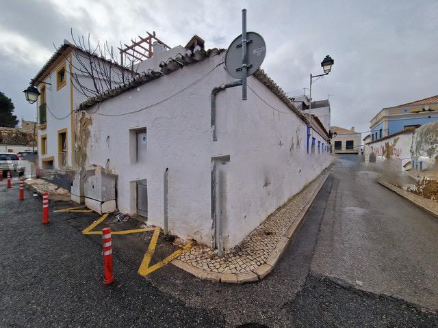 2 moradias tradicionais para recuperar no Centro de Alvor