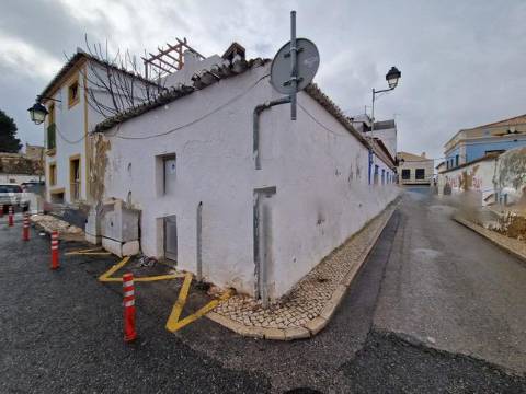 2 moradias tradicionais para recuperar no Centro de Alvor