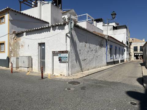 2 moradias tradicionais para recuperar no Centro de Alvor