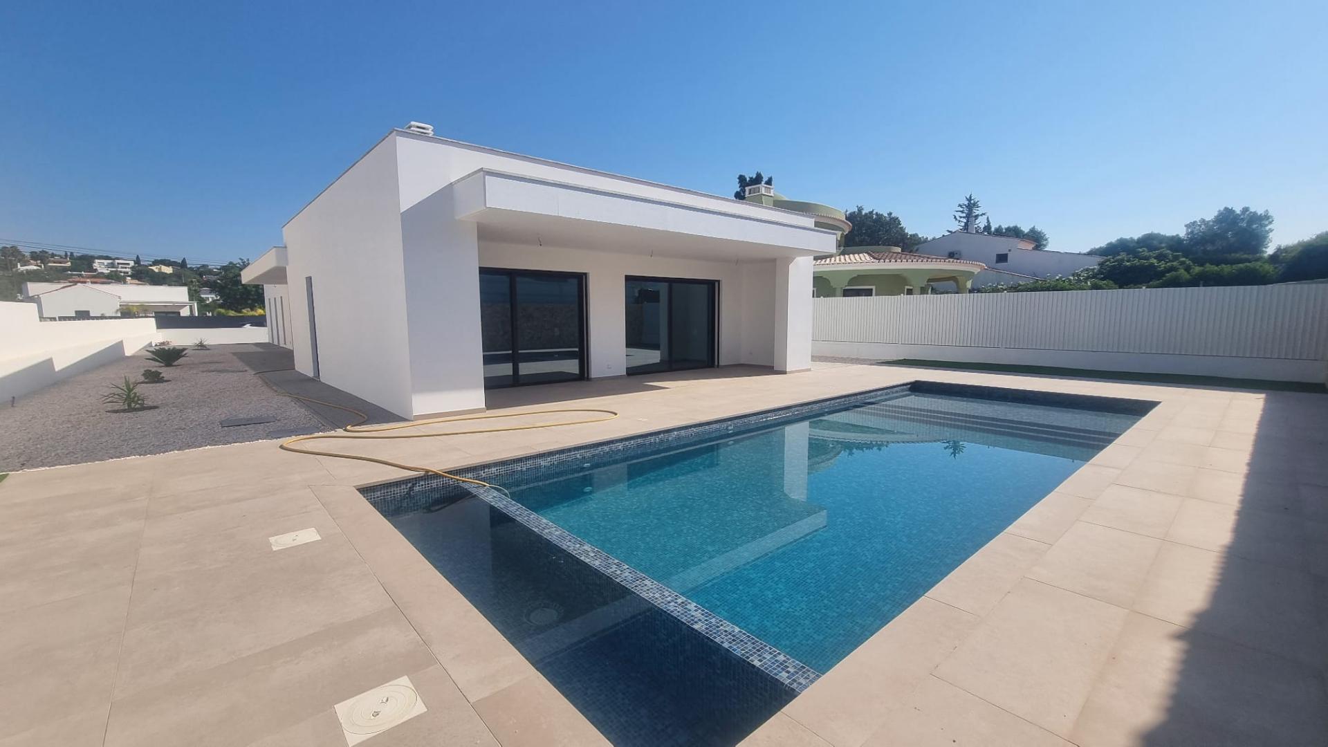 Elegância Contemporânea com Piscina Privativa | Exclusiva Moradia T3 Térrea em Monte Canelas, Portimão,Algarve