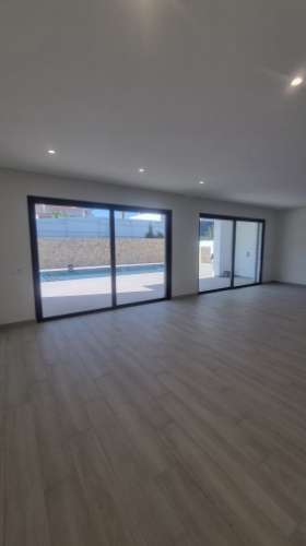 Elegância Contemporânea com Piscina Privativa | Exclusiva Moradia T3 Térrea em Monte Canelas, Portimão,Algarve