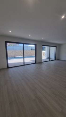 Elegância Contemporânea com Piscina Privativa | Exclusiva Moradia T3 Térrea em Monte Canelas, Portimão,Algarve