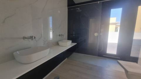 Elegância Contemporânea com Piscina Privativa | Exclusiva Moradia T3 Térrea em Monte Canelas, Portimão,Algarve