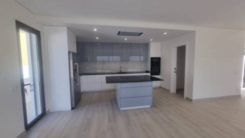 Elegância Contemporânea com Piscina Privativa | Exclusiva Moradia T3 Térrea em Monte Canelas, Portimão,Algarve