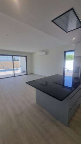 Elegância Contemporânea com Piscina Privativa | Exclusiva Moradia T3 Térrea em Monte Canelas, Portimão,Algarve