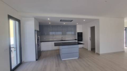 Elegância Contemporânea com Piscina Privativa | Exclusiva Moradia T3 Térrea em Monte Canelas, Portimão,Algarve