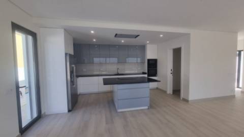 Elegância Contemporânea com Piscina Privativa | Exclusiva Moradia T3 Térrea em Monte Canelas, Portimão,Algarve