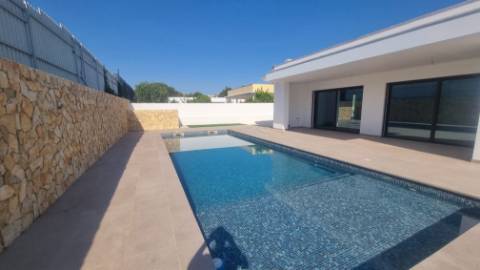 Elegância Contemporânea com Piscina Privativa | Exclusiva Moradia T3 Térrea em Monte Canelas, Portimão,Algarve