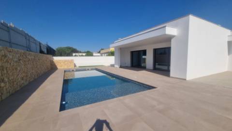 Elegância Contemporânea com Piscina Privativa | Exclusiva Moradia T3 Térrea em Monte Canelas, Portimão,Algarve