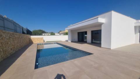 Elegância Contemporânea com Piscina Privativa | Exclusiva Moradia T3 Térrea em Monte Canelas, Portimão,Algarve