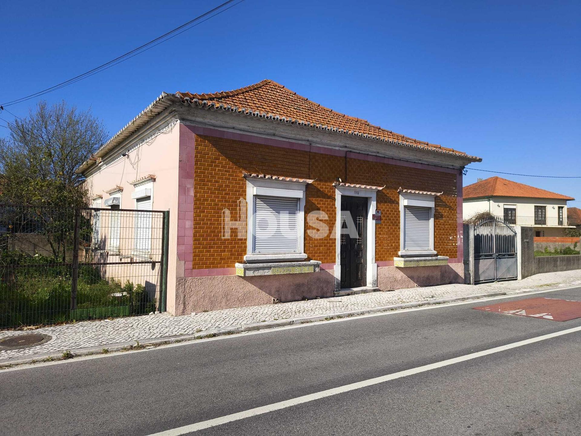 Moradia T5 com Logradouro, Garagem e Anexos | Centro da Marinha Grande