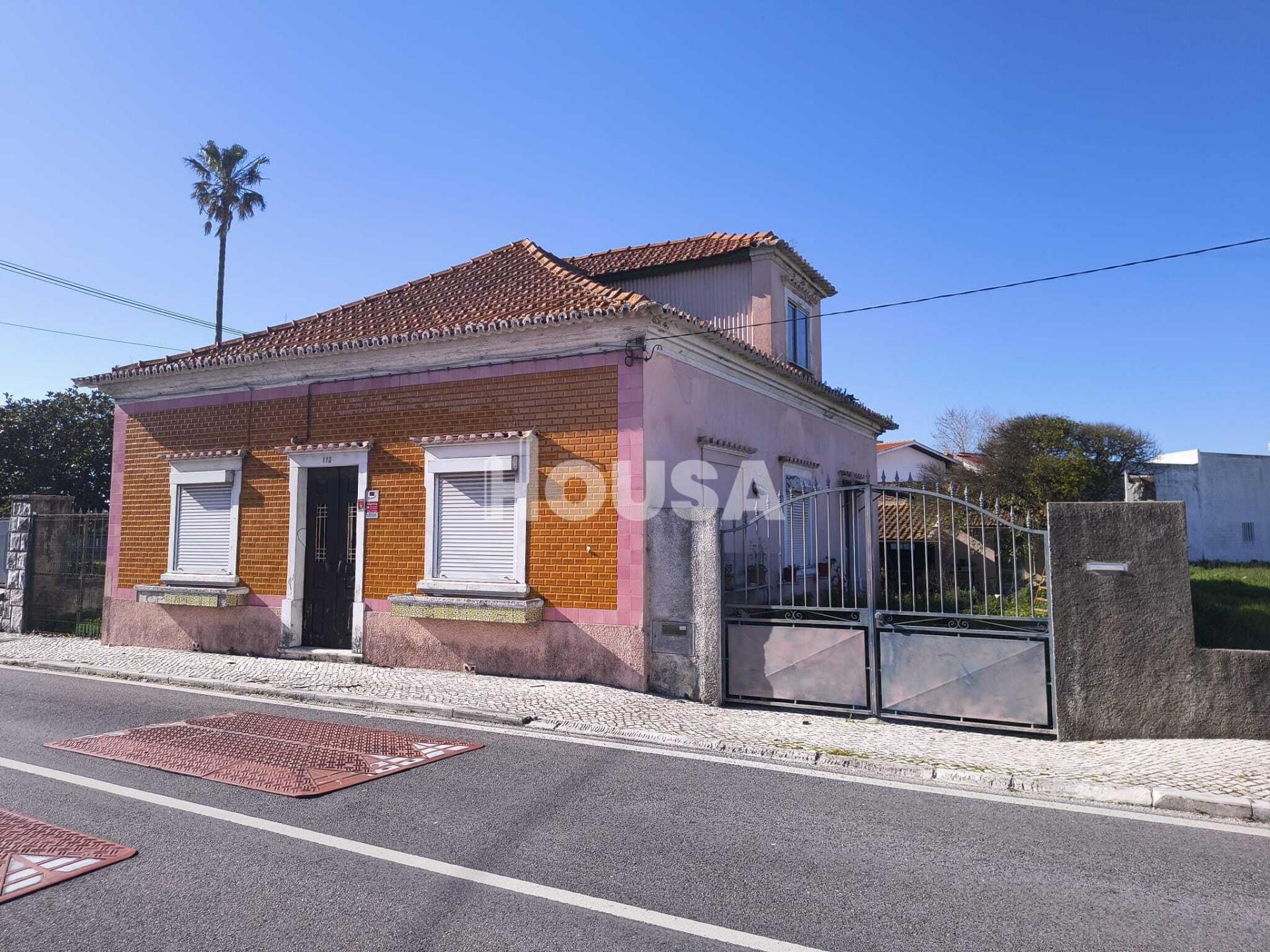 Moradia T5 com Logradouro, Garagem e Anexos | Centro da Marinha Grande