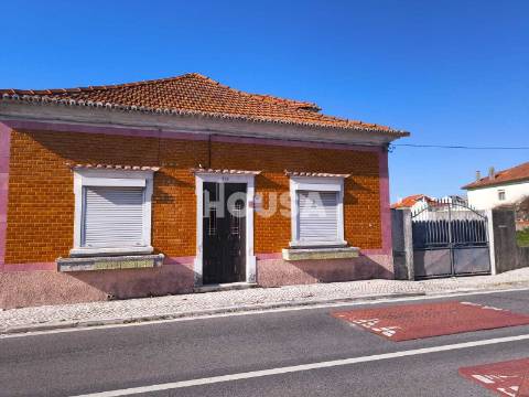 Moradia T5 com Logradouro, Garagem e Anexos | Centro da Marinha Grande
