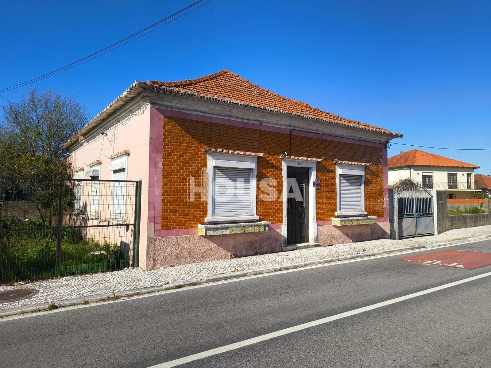 Moradia T5 com Logradouro, Garagem e Anexos | Centro da Marinha Grande