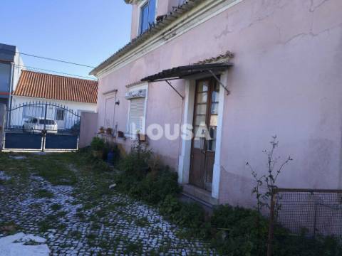 Moradia T5 com Logradouro, Garagem e Anexos | Centro da Marinha Grande