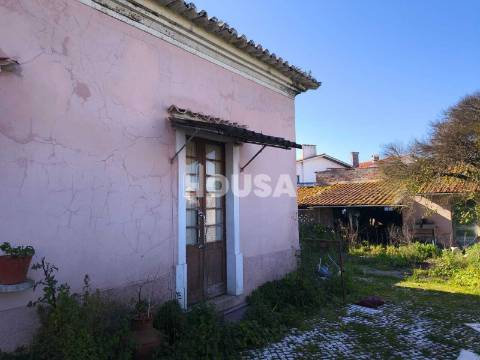 Moradia T5 com Logradouro, Garagem e Anexos | Centro da Marinha Grande