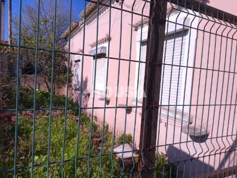 Moradia T5 com Logradouro, Garagem e Anexos | Centro da Marinha Grande
