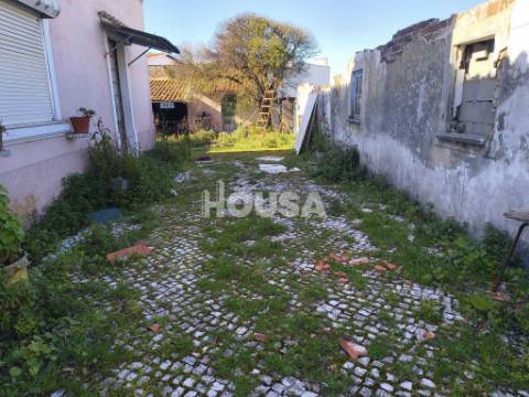 Moradia T5 com Logradouro, Garagem e Anexos | Centro da Marinha Grande