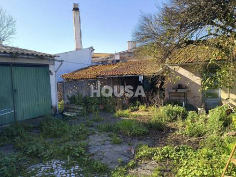 Moradia T5 com Logradouro, Garagem e Anexos | Centro da Marinha Grande